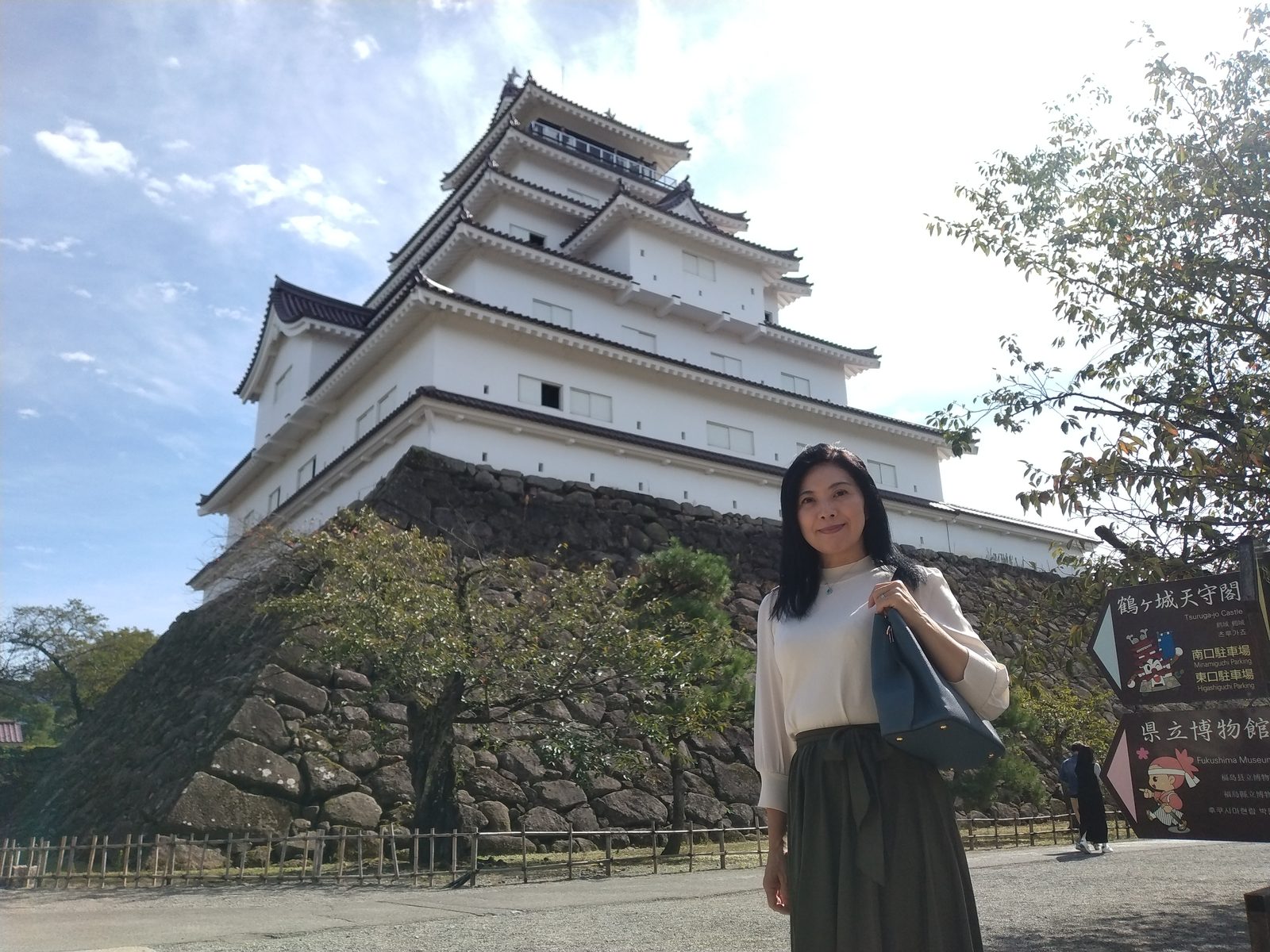 見上げた鶴ヶ城天守