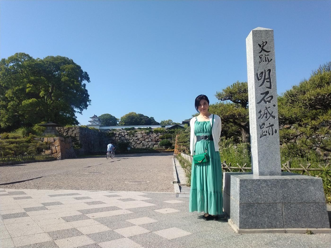 明石城の石垣を見上げる