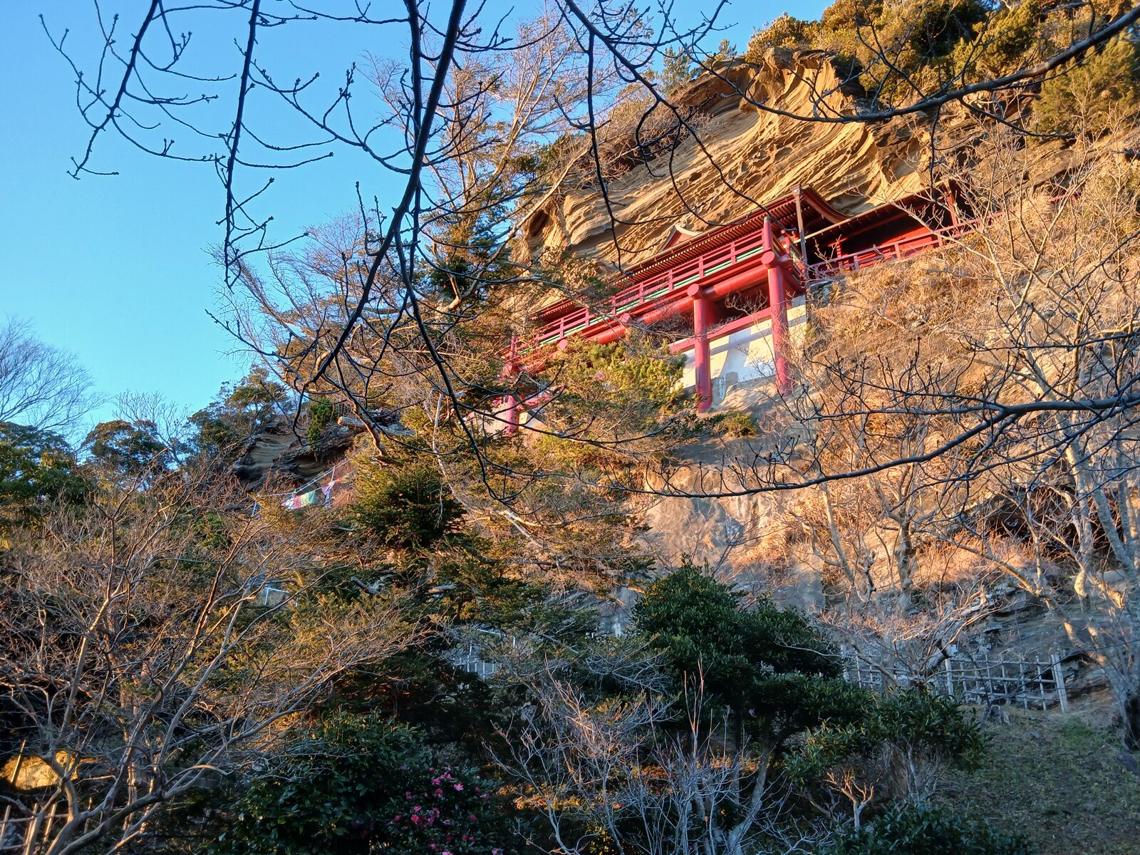 断崖に張り付くように建つ崖観音(大福寺)