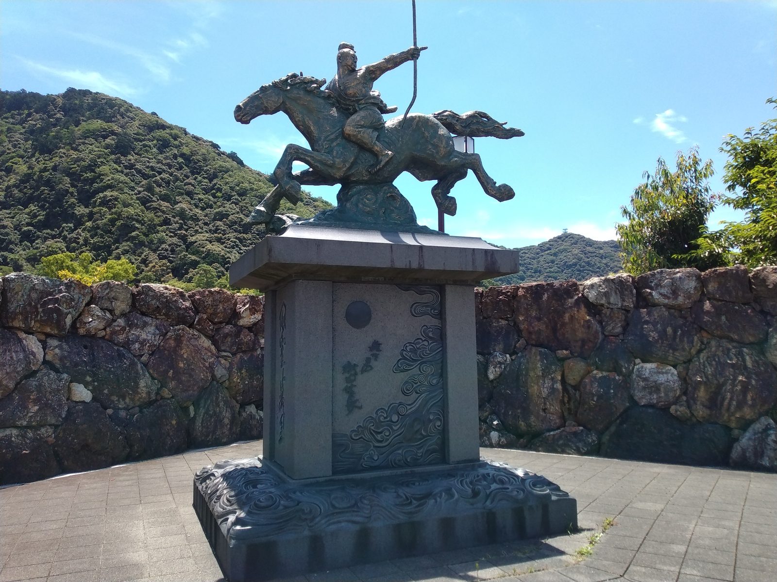 岐阜公園に立つ騎馬武者像
