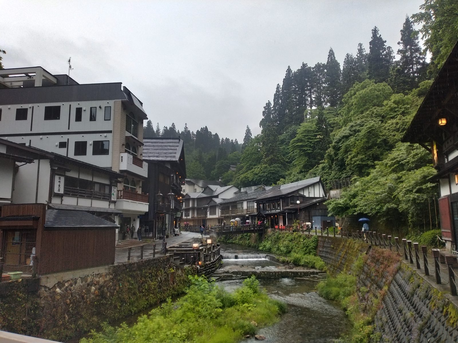 銀山温泉の川沿いの街並み