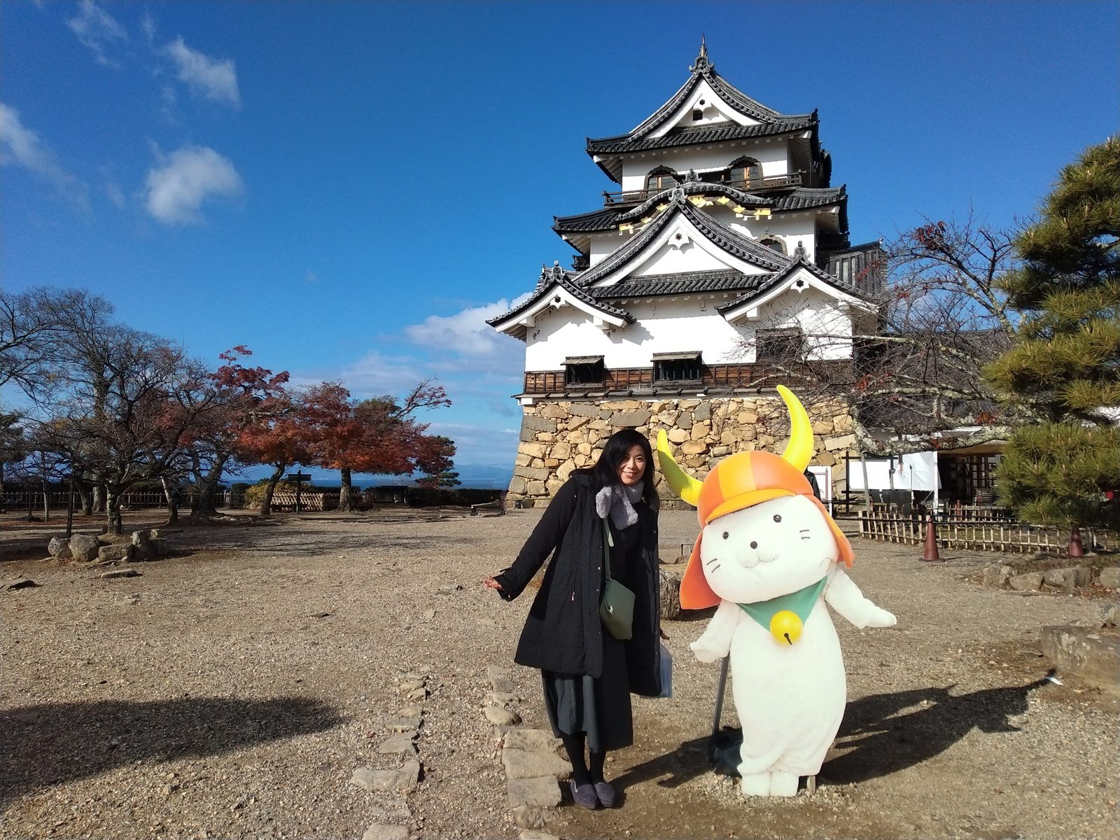 彦根城の天守前でひこにゃんと