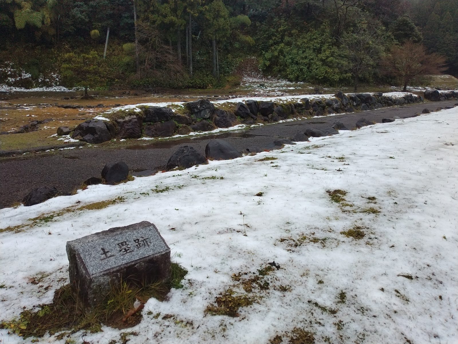 雪の積もった一乗谷の土塁跡