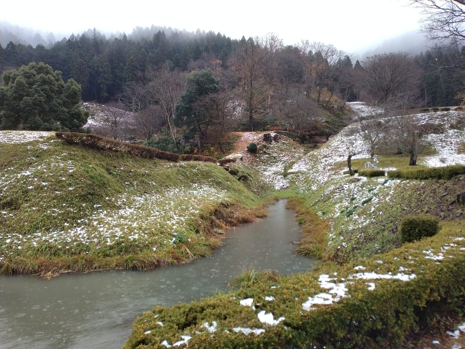 一乗谷の朝倉館跡の堀と土塁