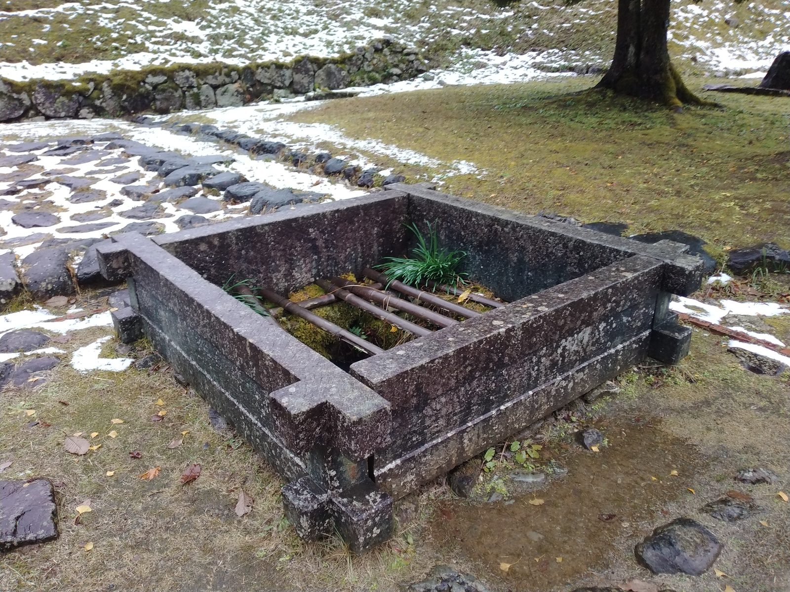 一乗谷の館跡に残る石組の井戸跡