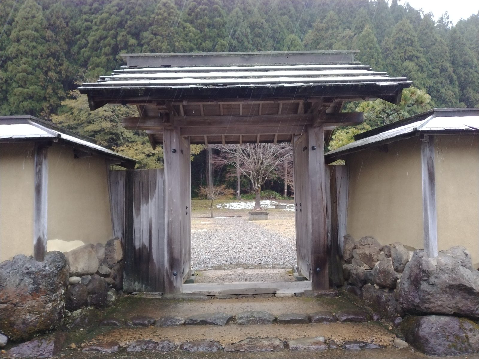 一乗谷の復原町並の門