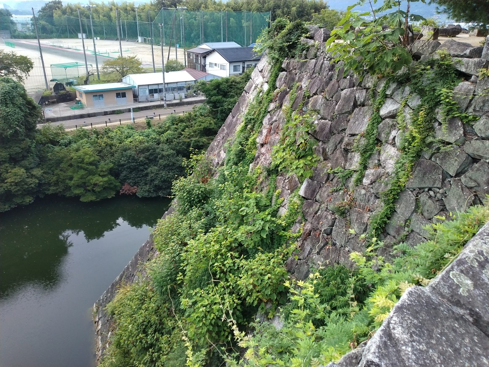 伊賀上野城の高石垣と内堀