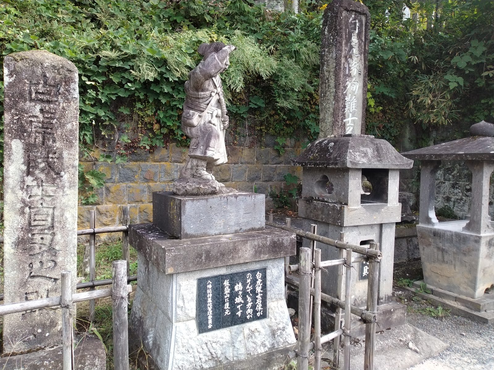 鶴ヶ城を望む白虎隊士の像