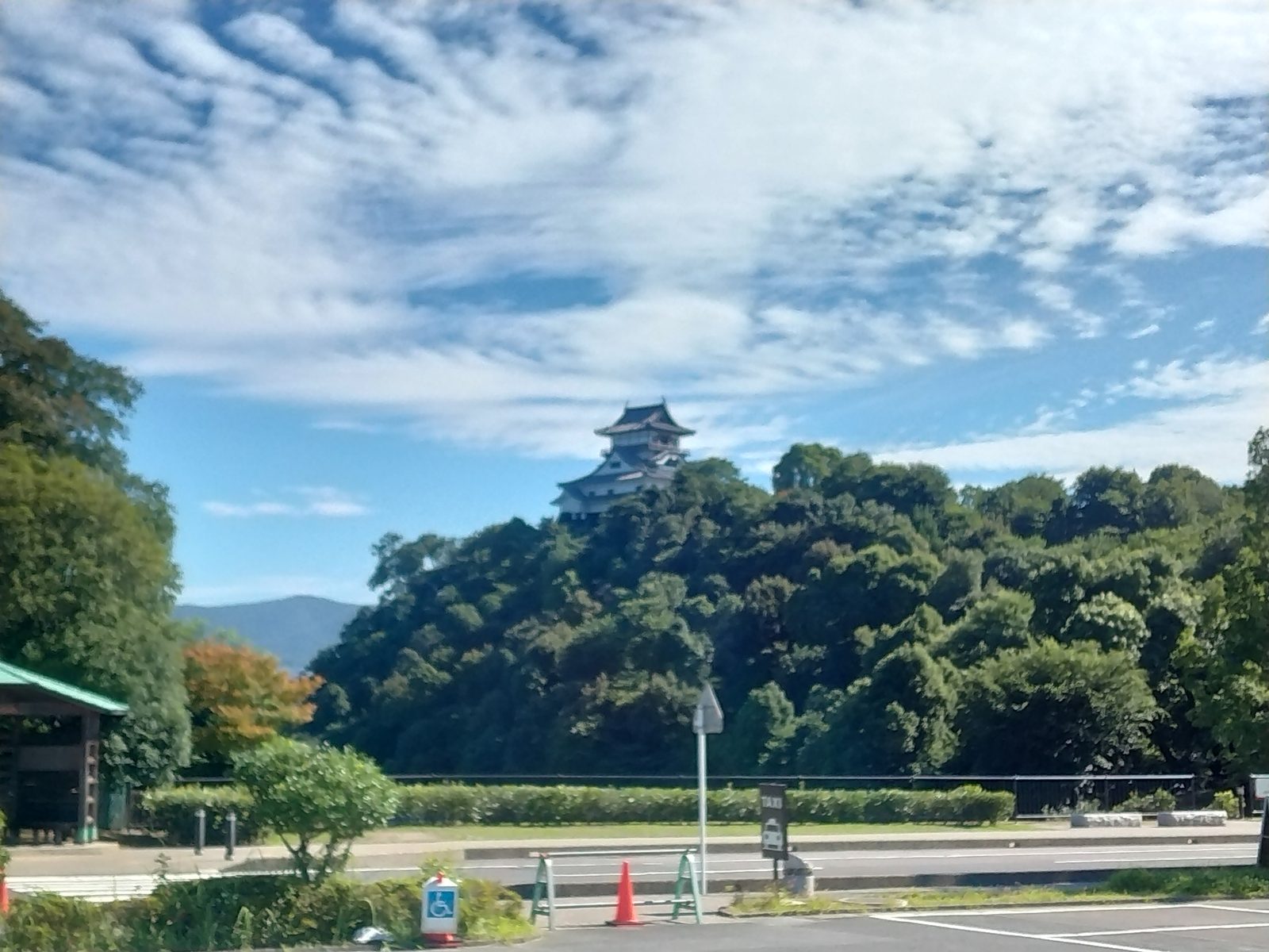 木曽川のほとりに立つ国宝犬山城