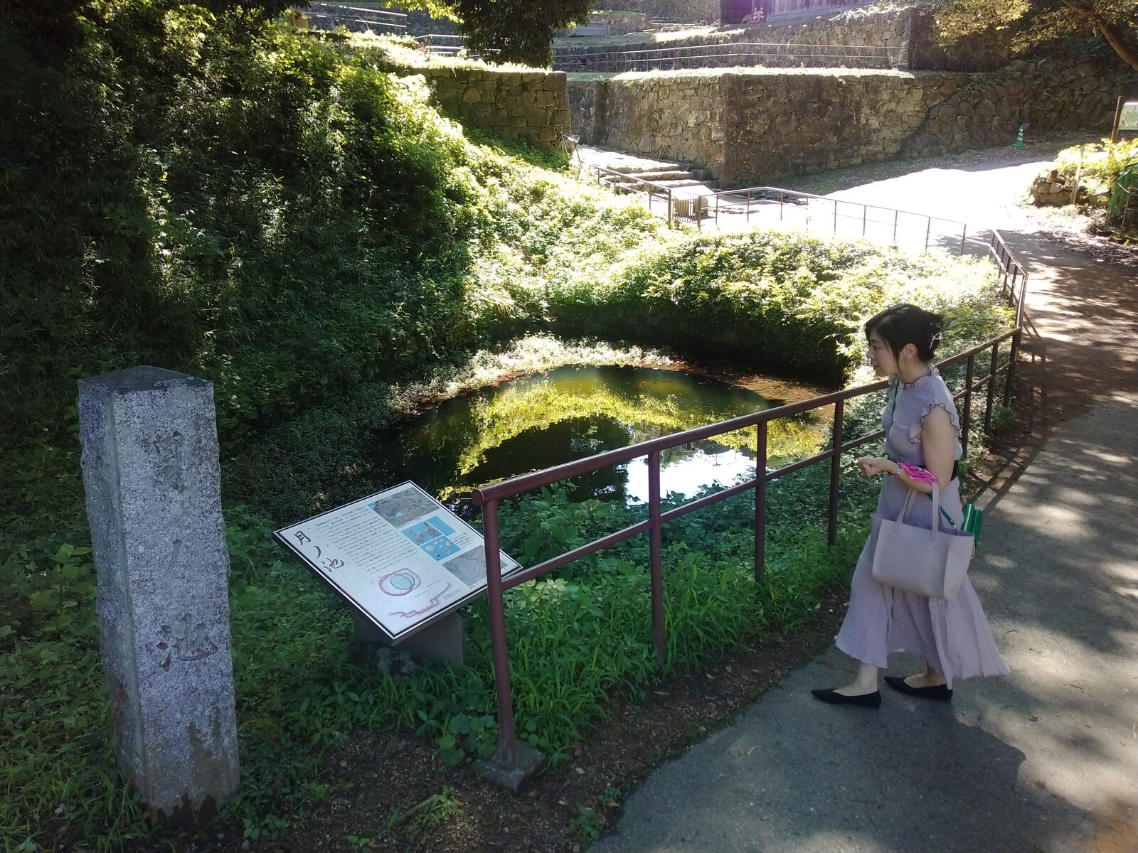 石垣沿いの道