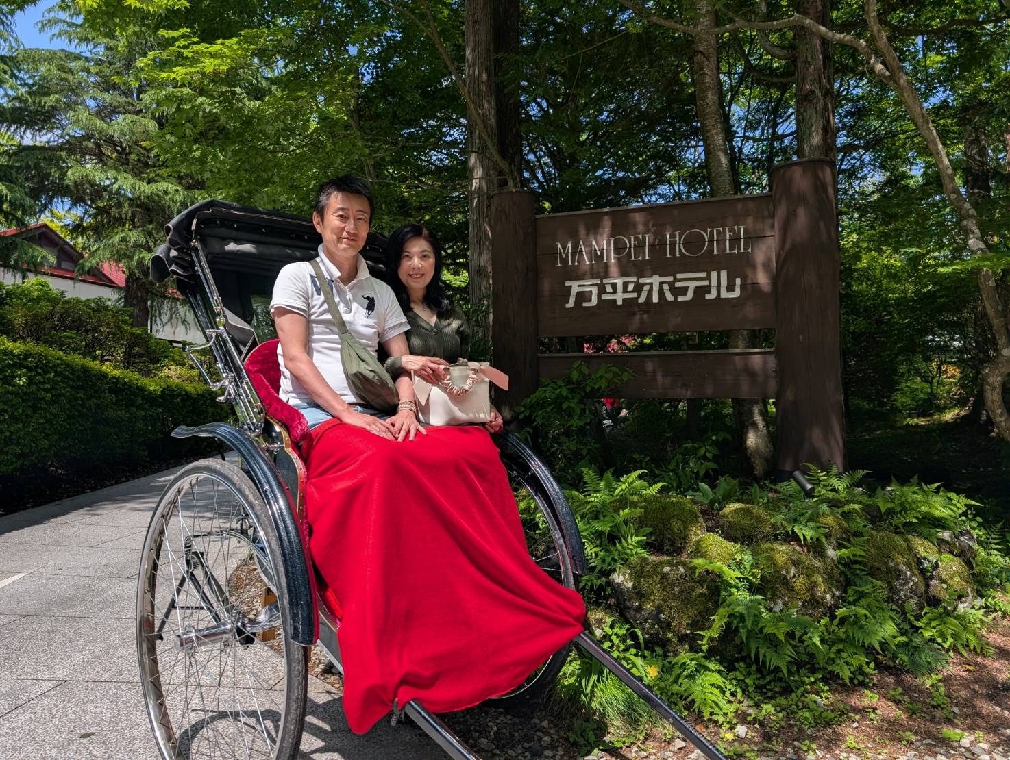 万平ホテル前の人力車