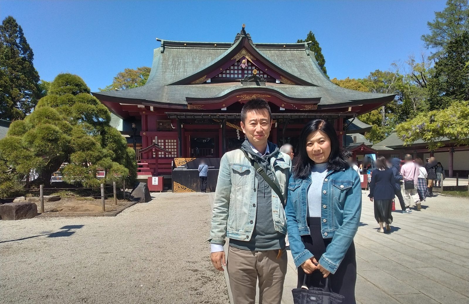 笠間稲荷神社の拝殿の前で