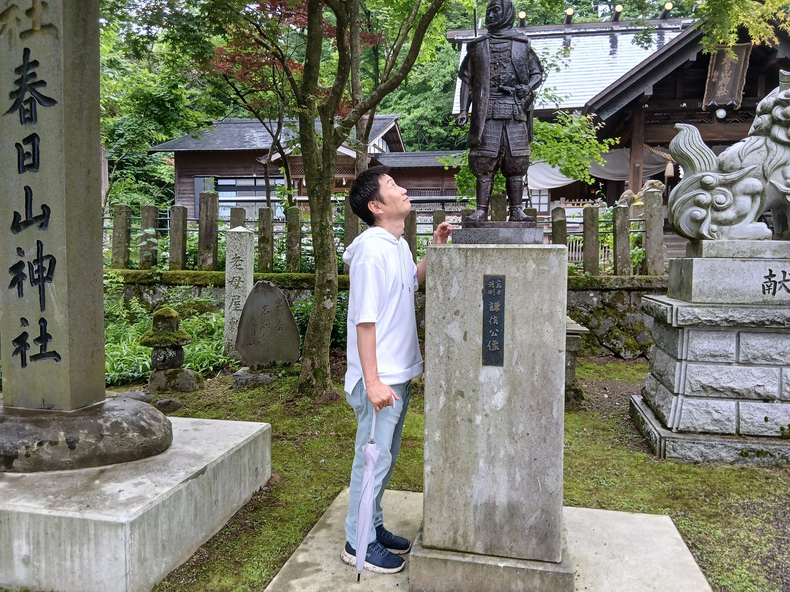 春日山神社の謙信公像