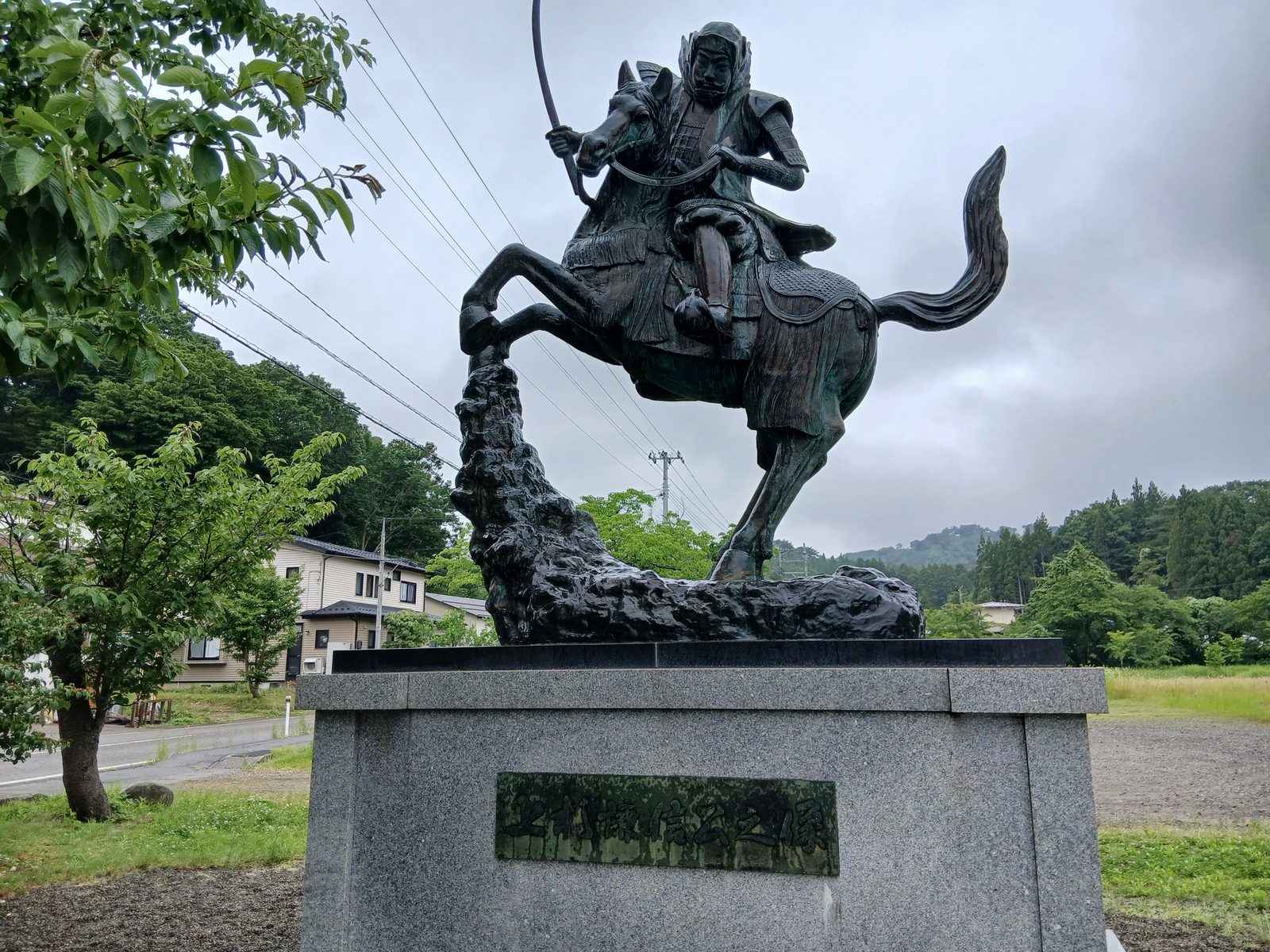 上杉謙信公の騎馬像(謙信公戦国絵巻館の前に立つ)