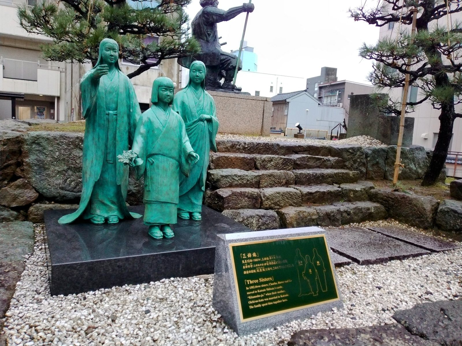 北ノ庄城址に立つ三姉妹の像