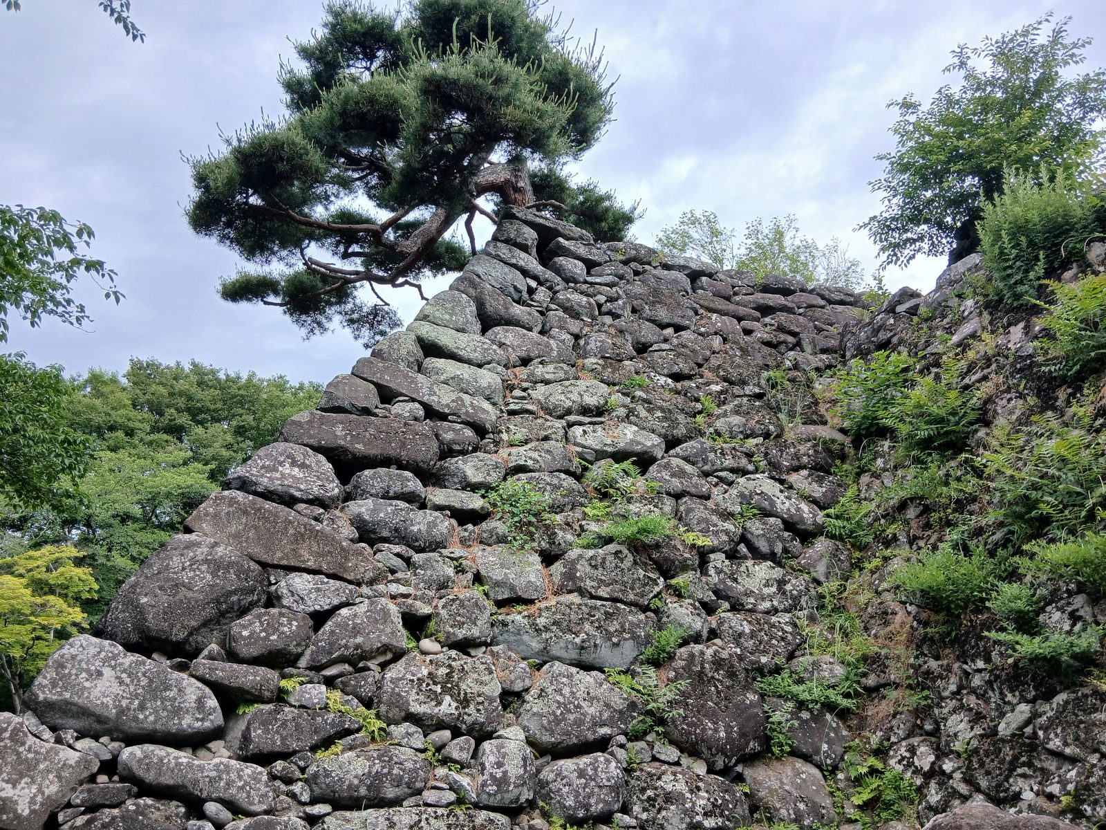 穴城ならではの古い石垣