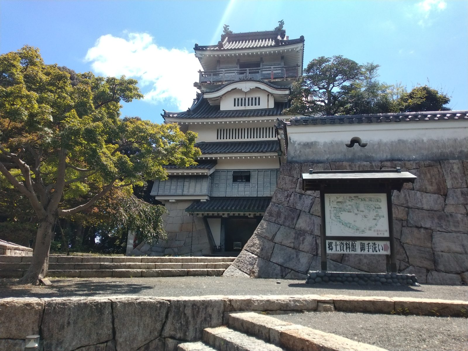 小山城の模擬天守