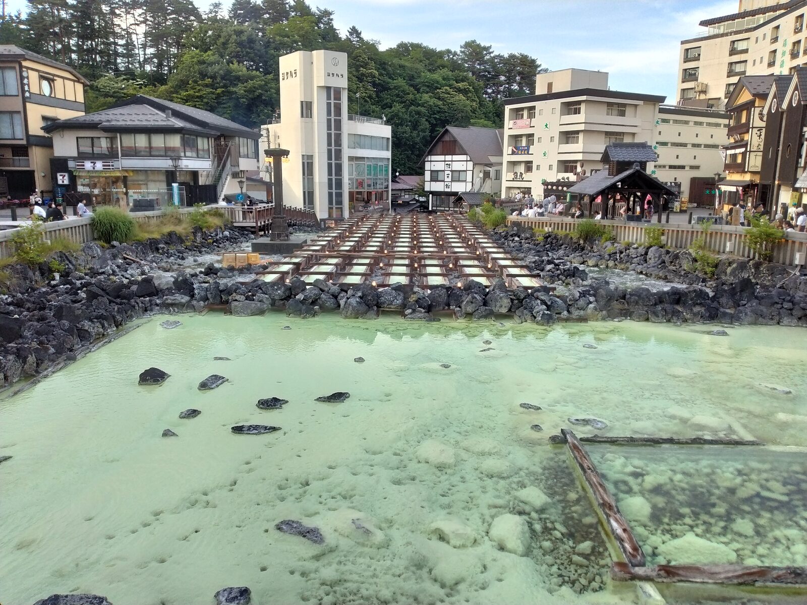 灯りがともる湯畑