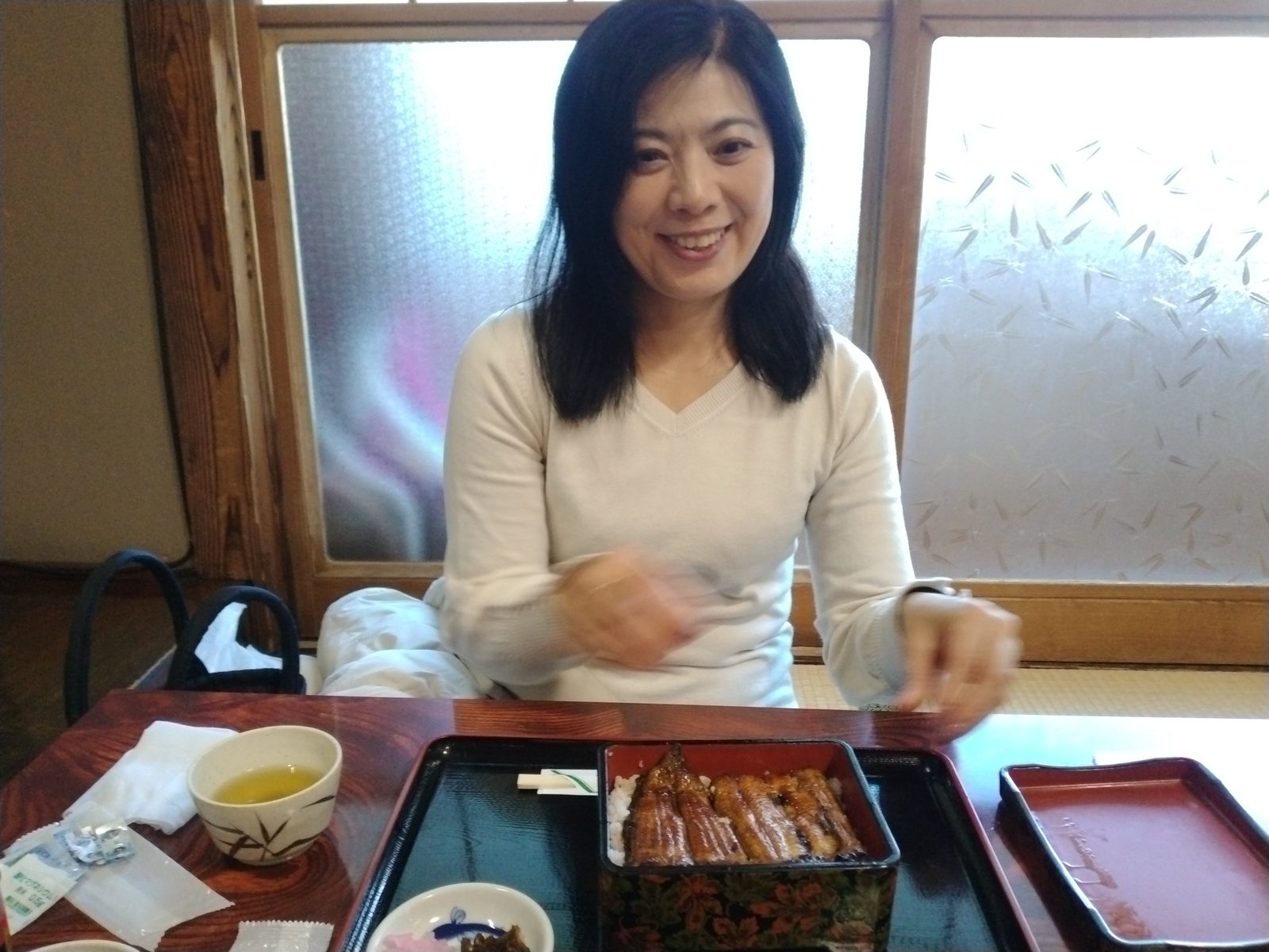 座敷で食事を前にして