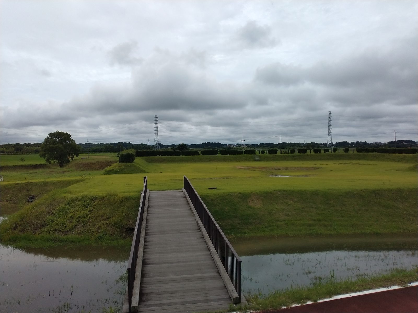 小田城跡の本丸へ渡る木橋と堀