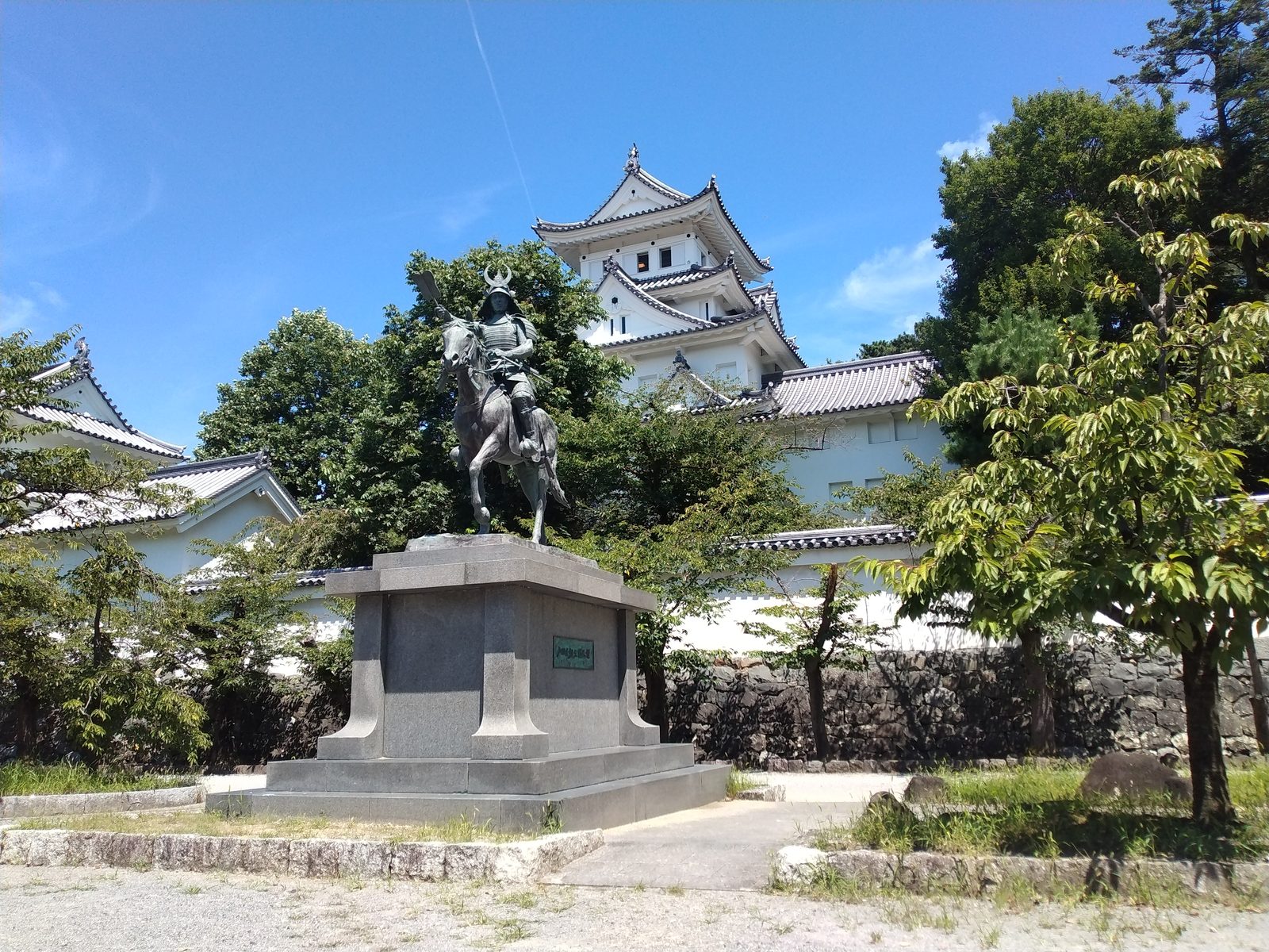大垣城天守と戸田氏鉄公の騎馬像