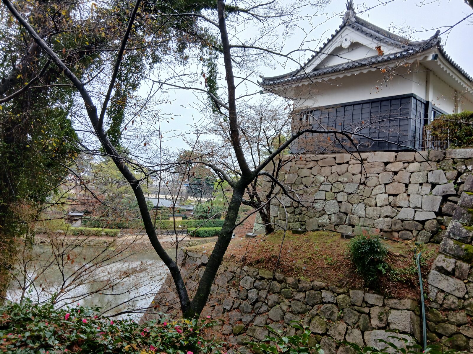 西尾城の丑寅櫓と石垣・水堀