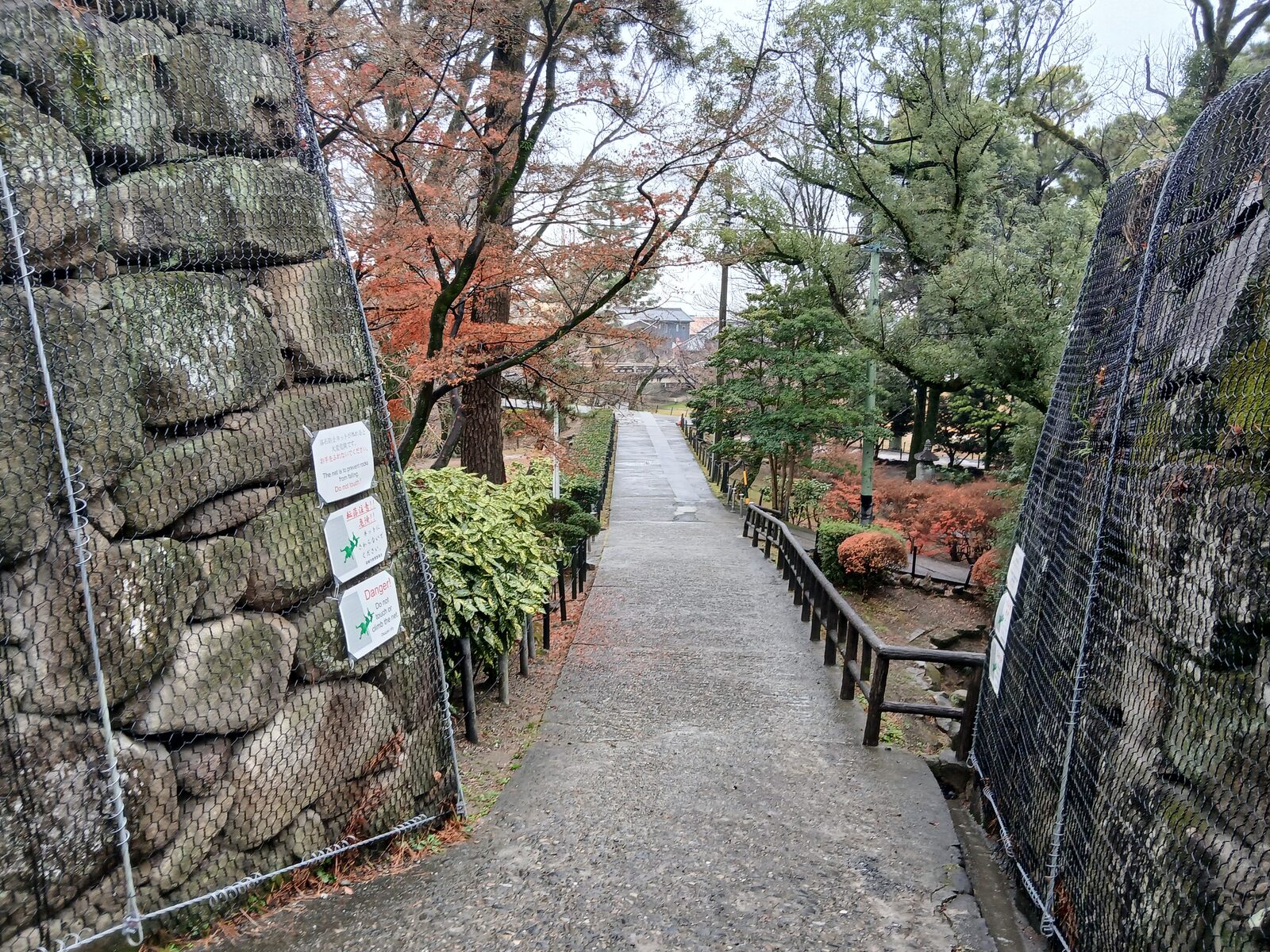 紅葉の残る石垣の小道