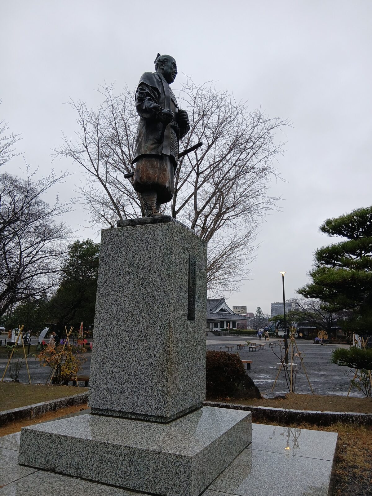 岡崎公園に立つ武将像