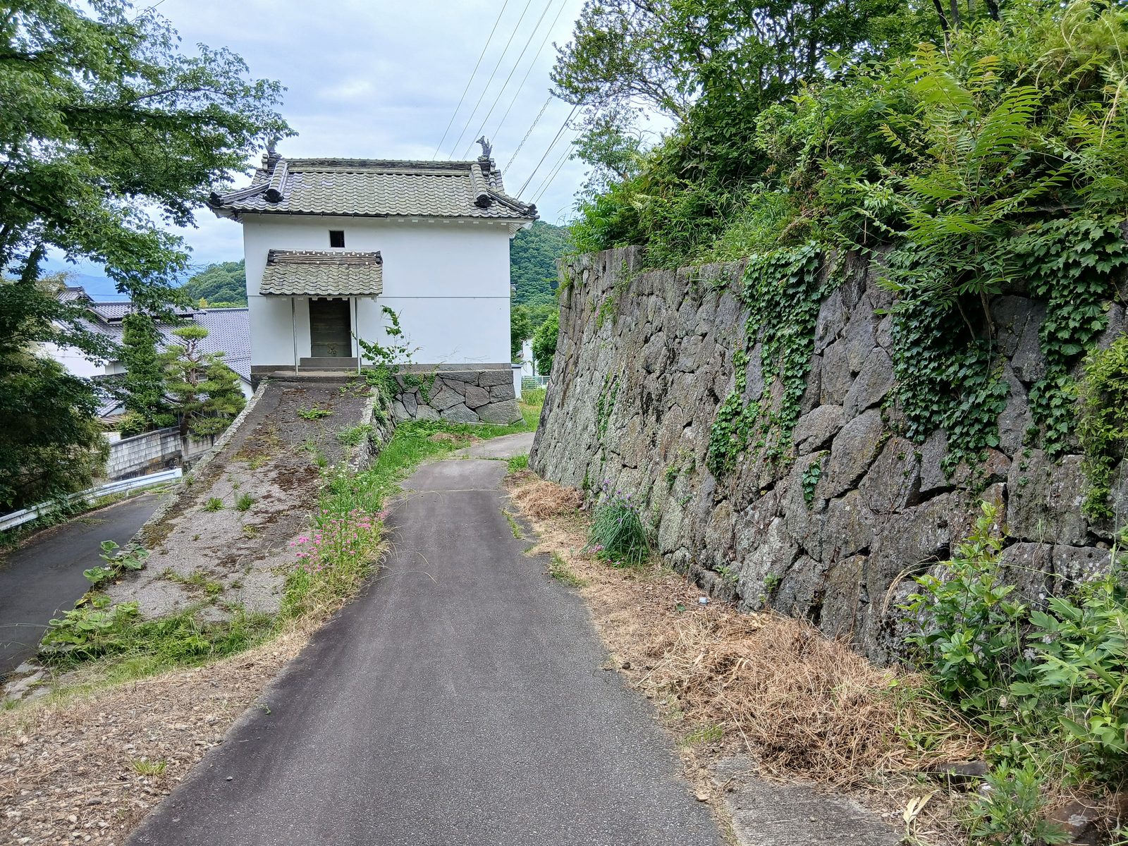 矢沢城跡に残る櫓と石垣