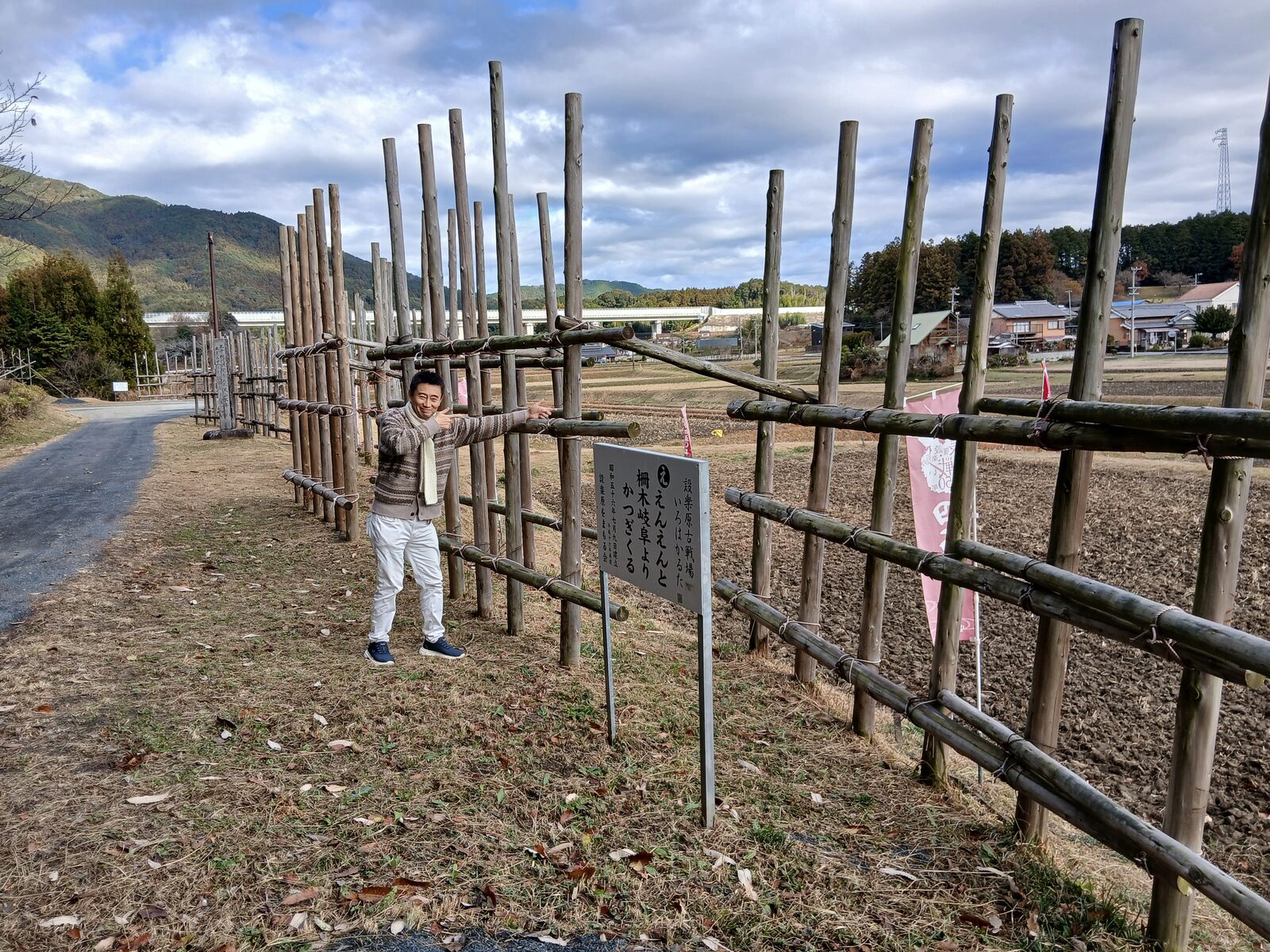 復元された馬防柵の前で。横並びの列が圧巻
