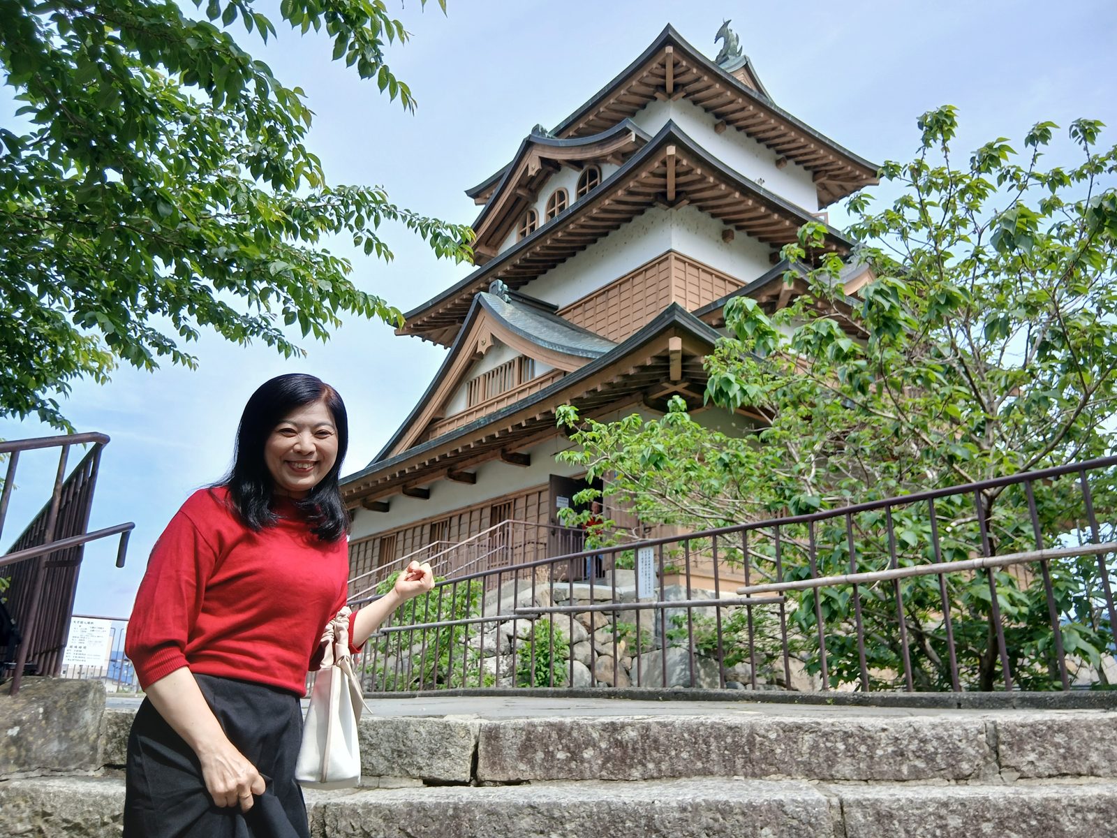 高島城天守の前で