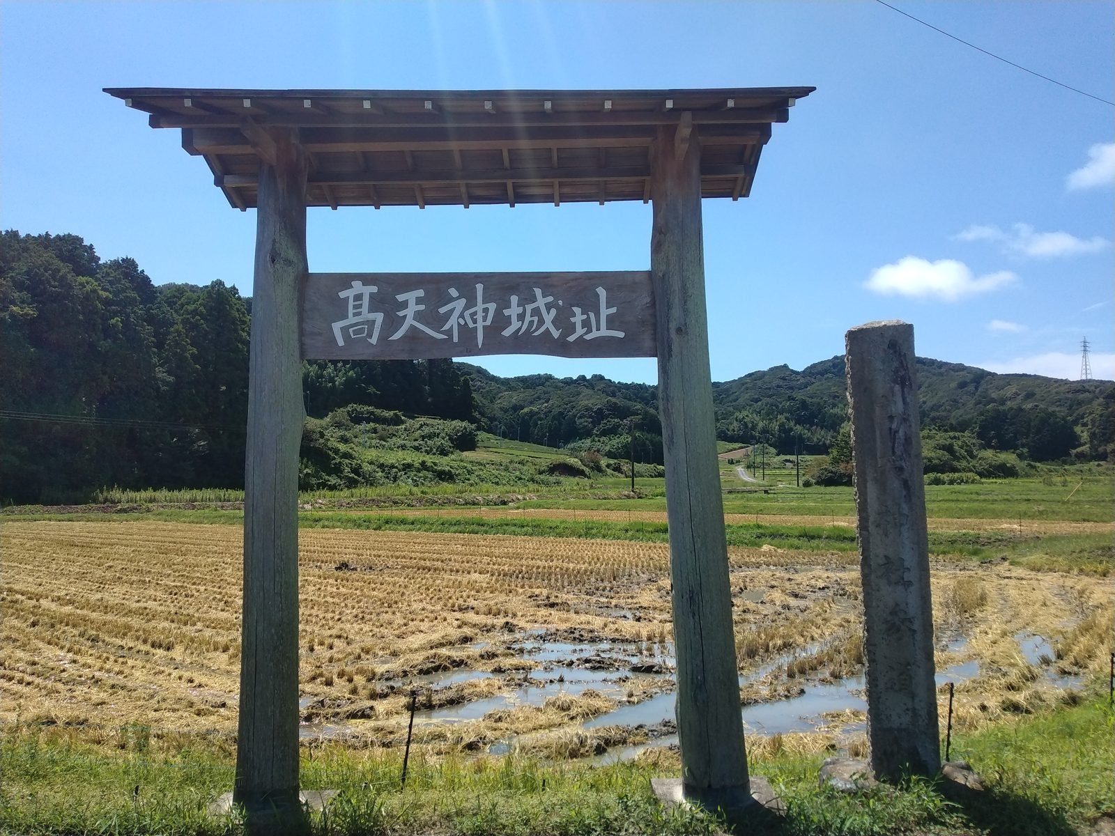 高天神城址の木の門と、麓に広がる水田