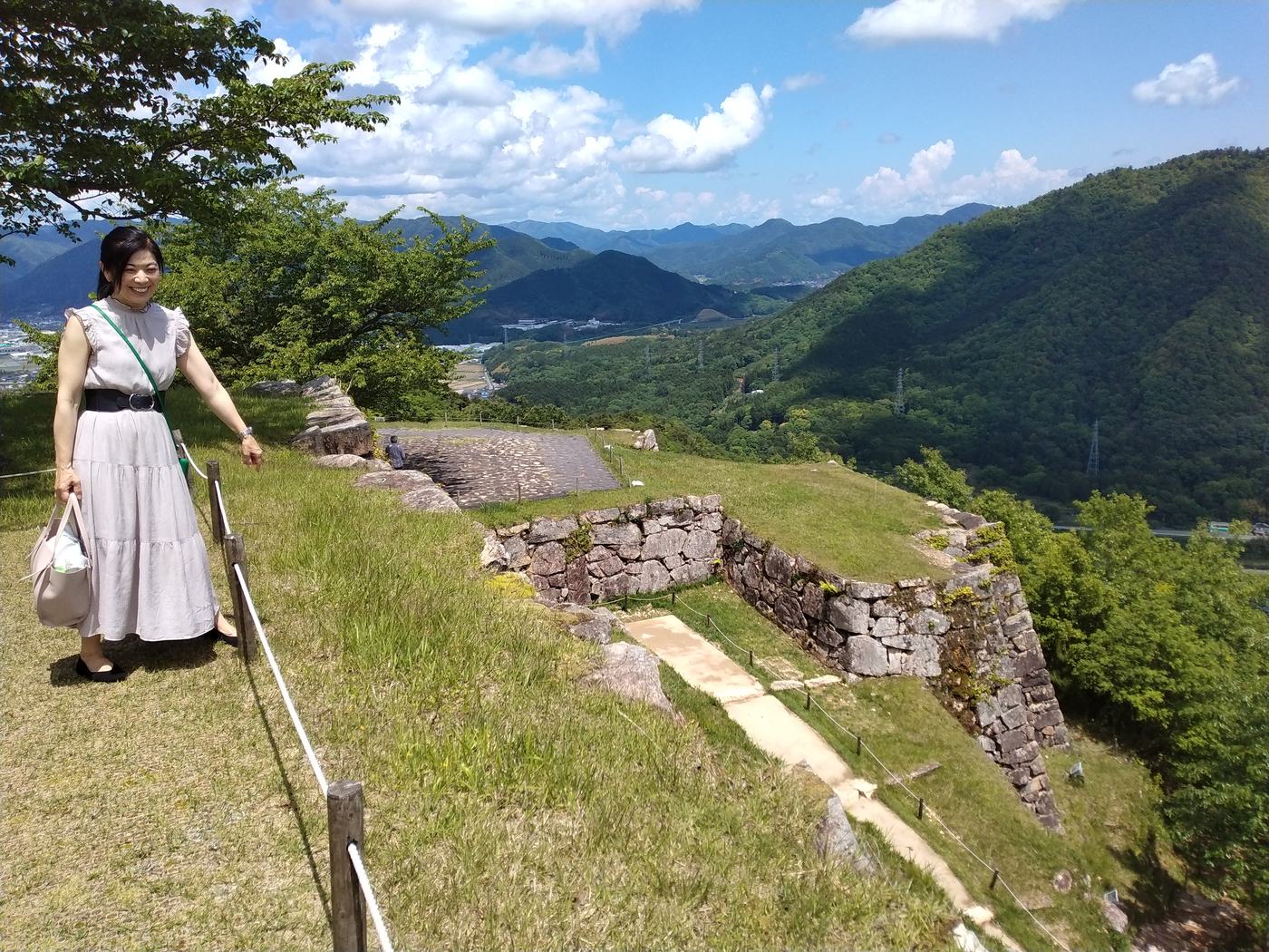 竹田城跡の石垣と山並み