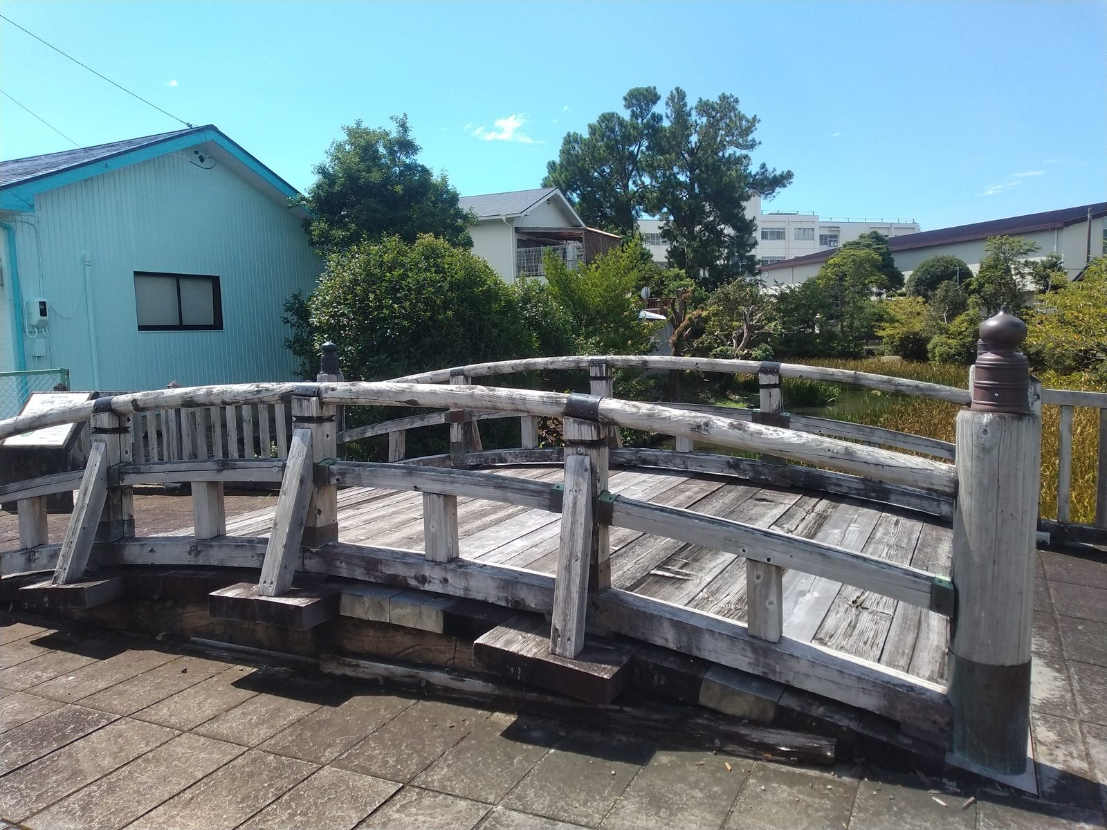 田中城跡に復元された木橋