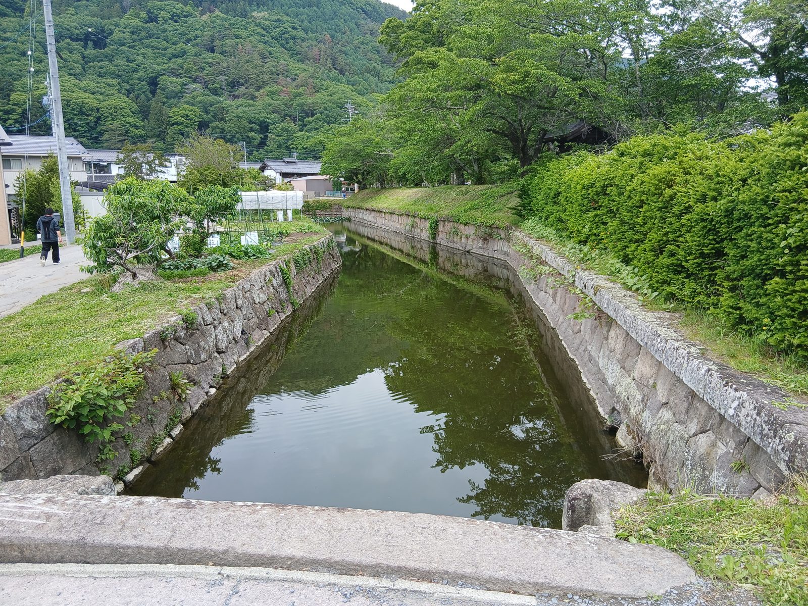 龍岡五稜郭の水堀と石垣