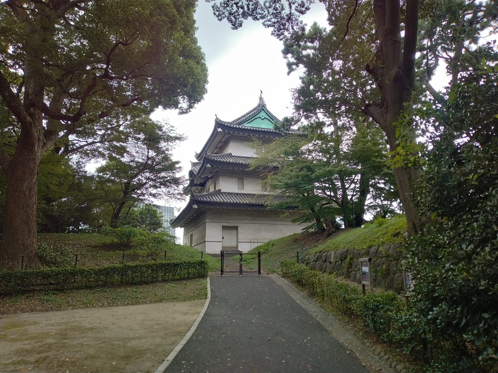 天守台の石垣(別角度)