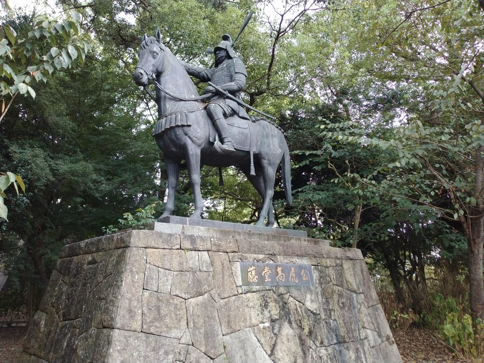 津城跡に立つ藤堂高虎の騎馬像
