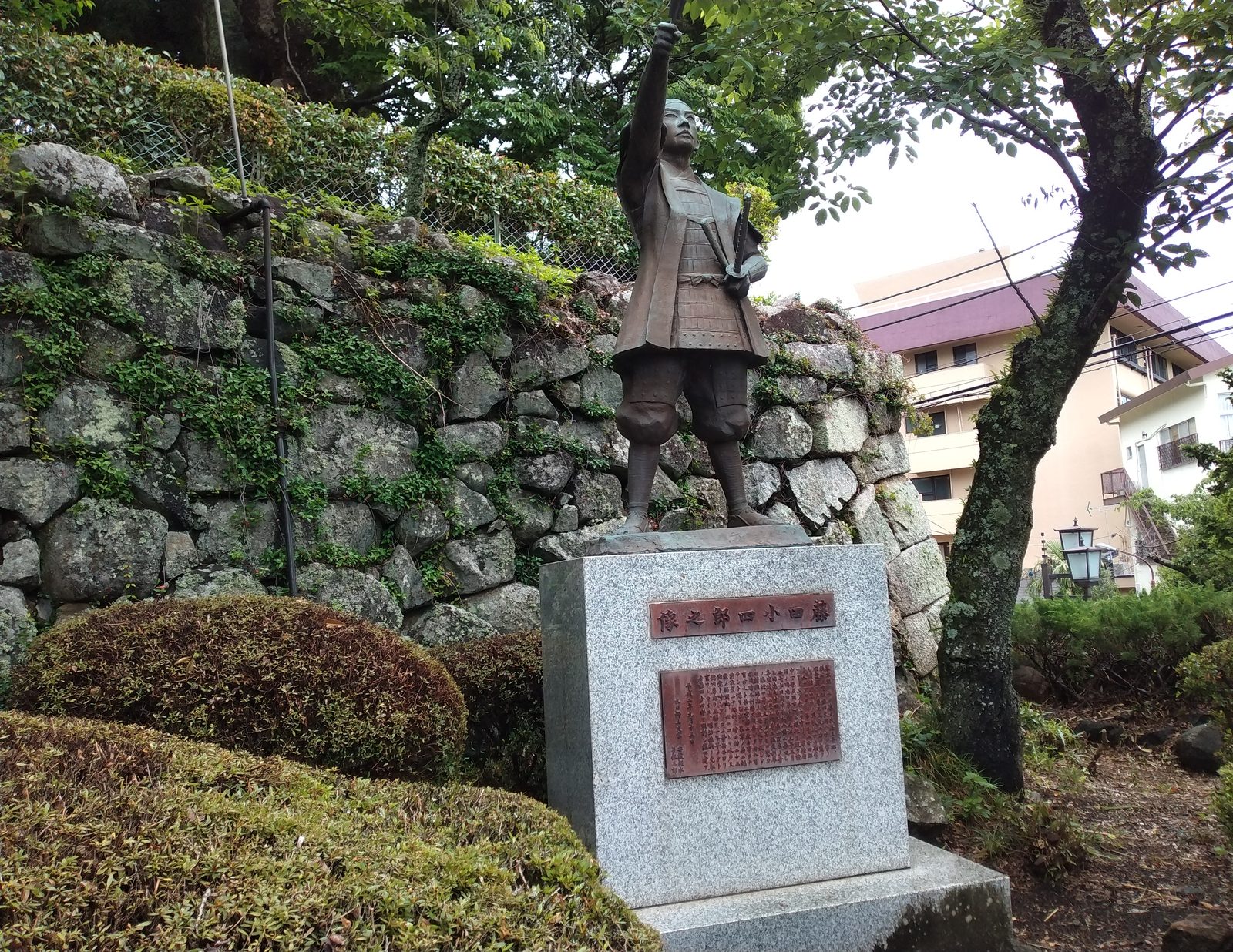 筑波山神社のふもとに立つ藤田小四郎の銅像