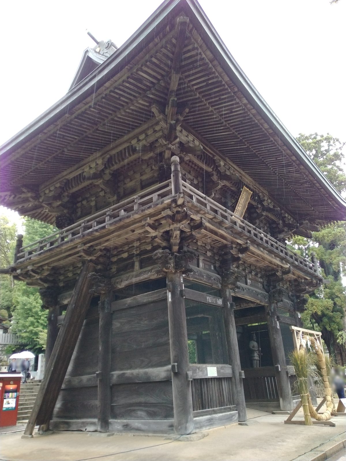 雨の降る筑波山神社の随神門