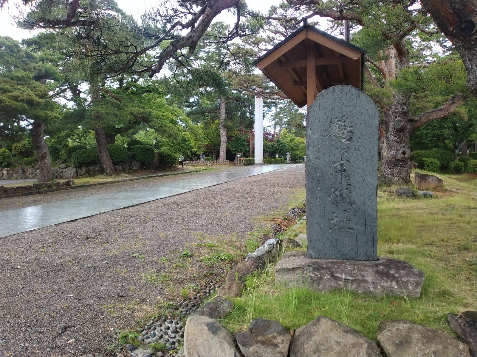 鶴ヶ岡城址の石碑