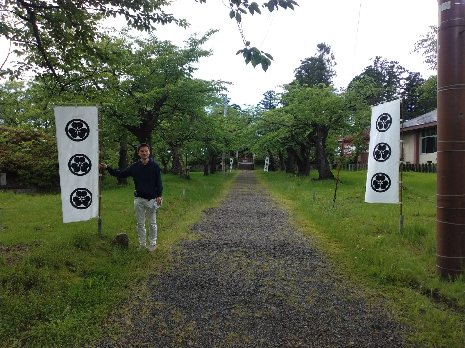 酒井家の家紋の幟が並ぶ本丸跡