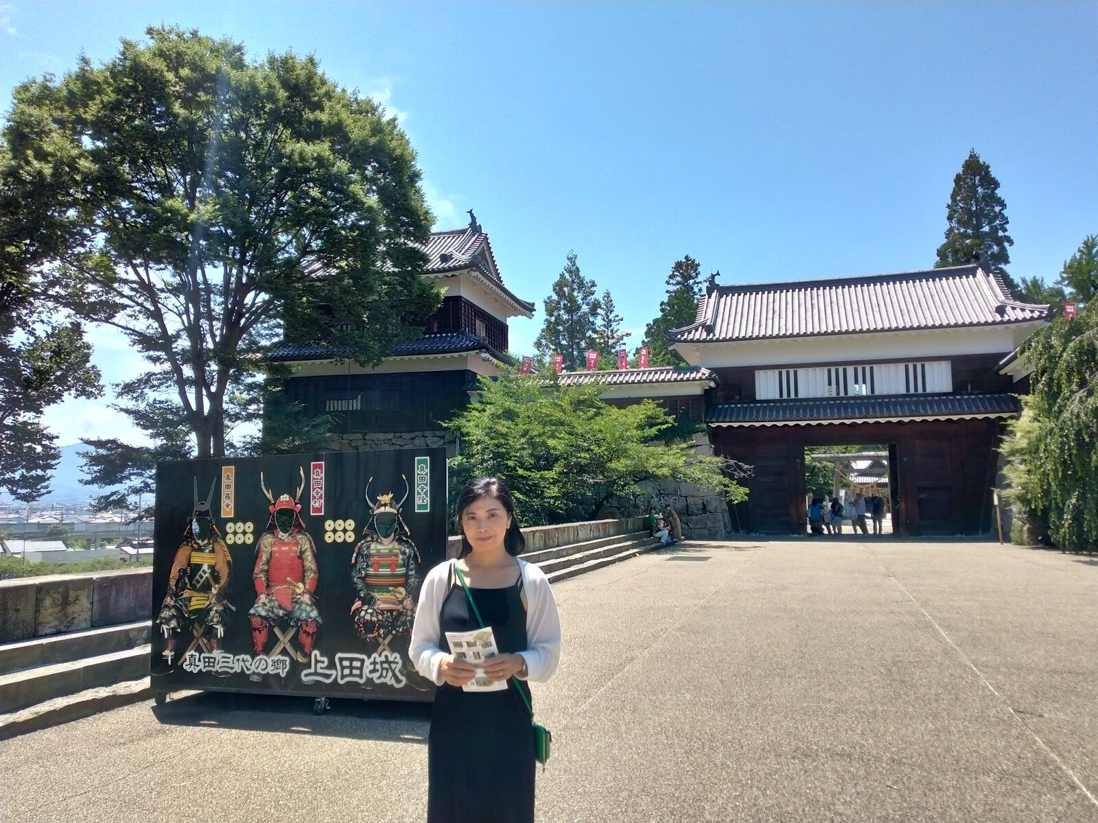 東虎口櫓門と真田三代の郷の看板
