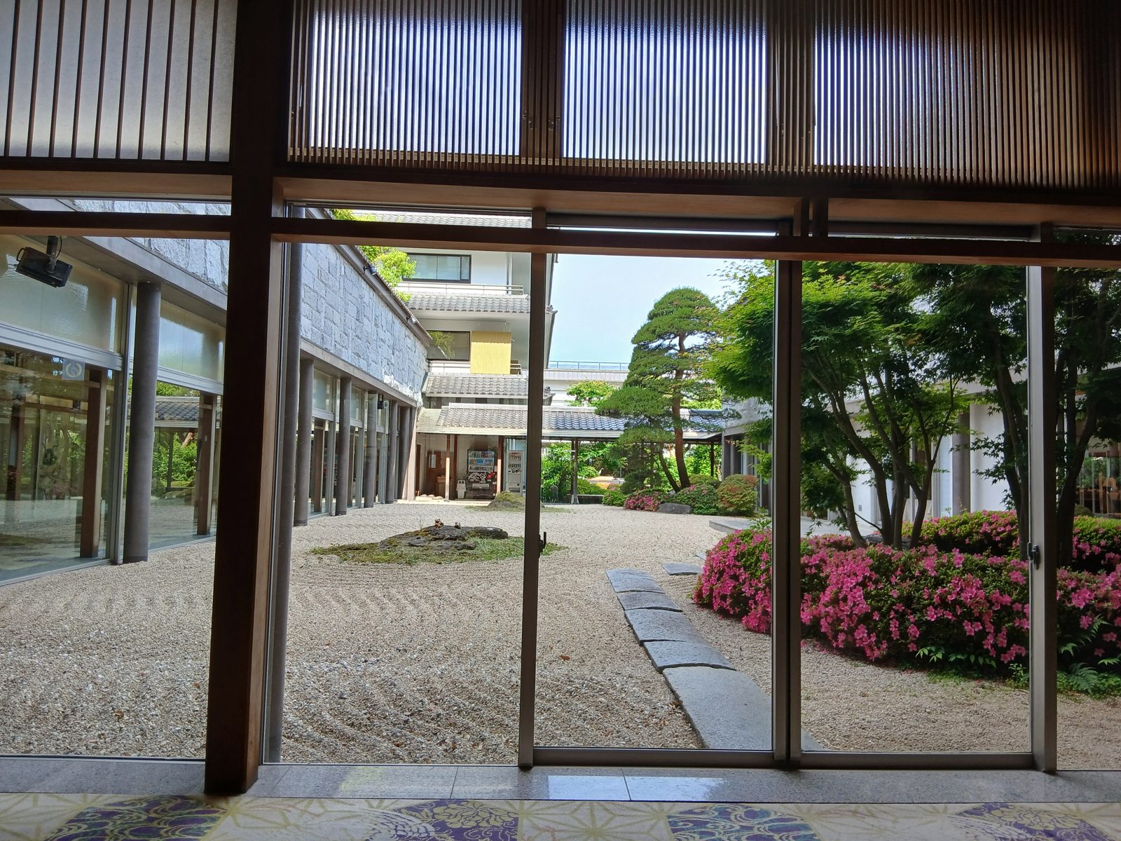宿の枯山水の庭