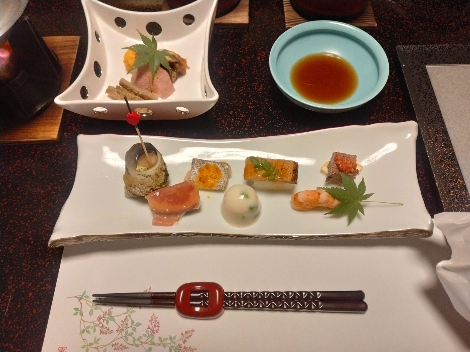会席料理の前菜の皿