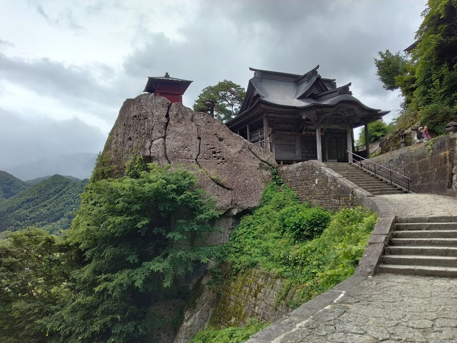 山寺の五大堂と納経堂