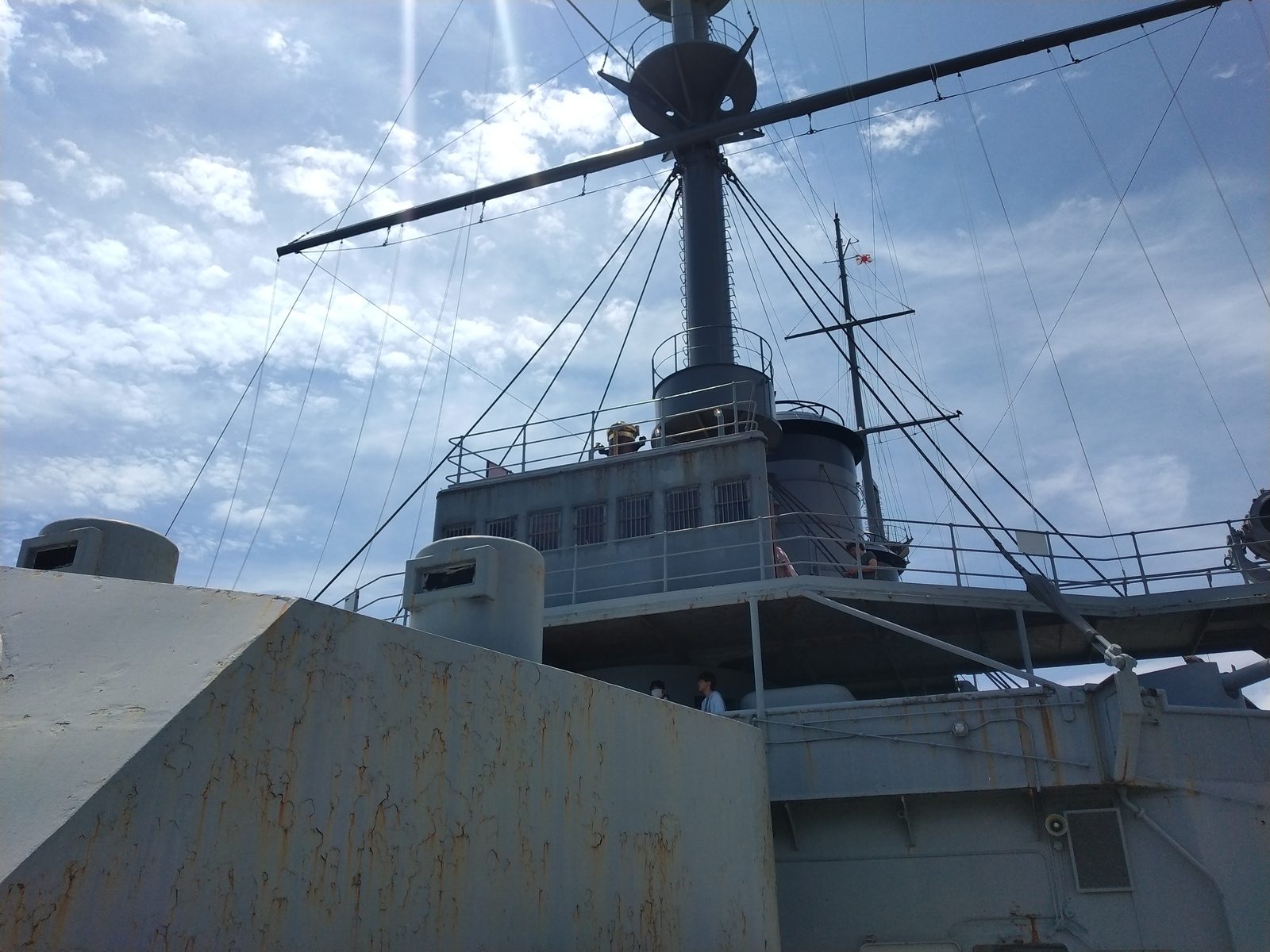 記念艦三笠の艦橋を見上げる