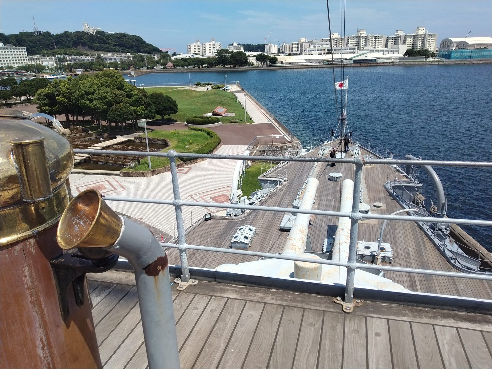 三笠の艦橋から艦首を見下ろす