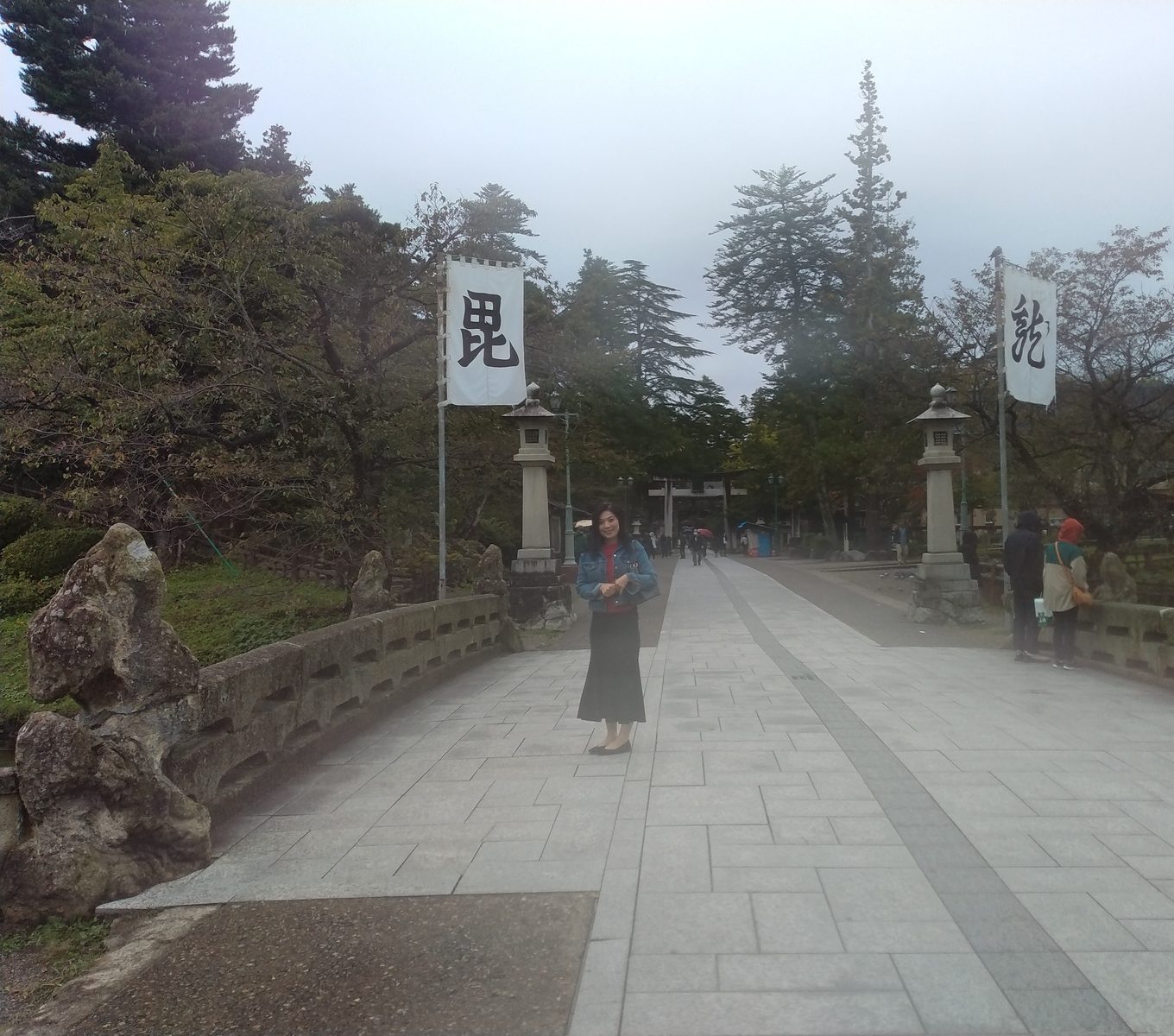 上杉神社の参道と毘の旗