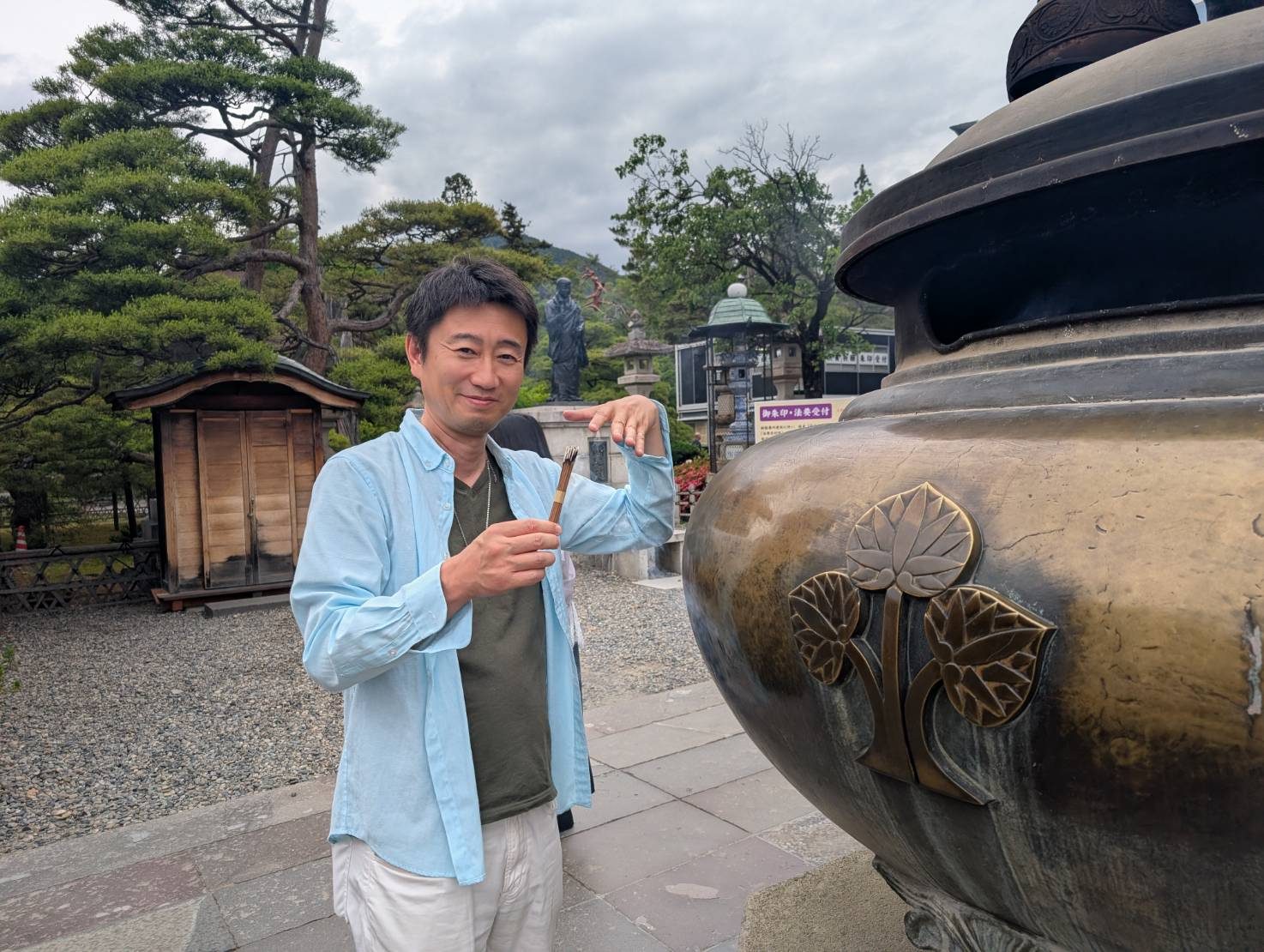 常香炉で線香を(善光寺)