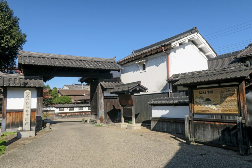 松山西口関門（黒門）と城下町へ続く道